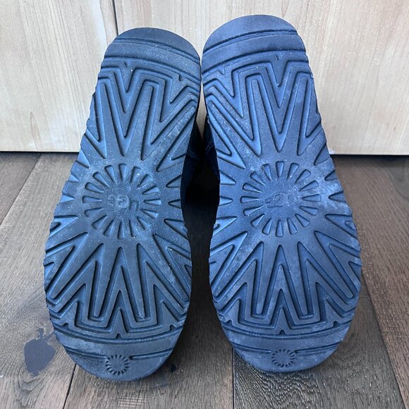 UGG Australia Classic Short Sheepskin Suede Boots Black Size 6 Winter - Picture 6 of 6